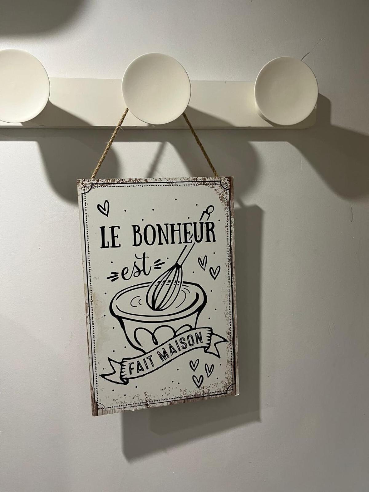 Charming Studio, Ecusson