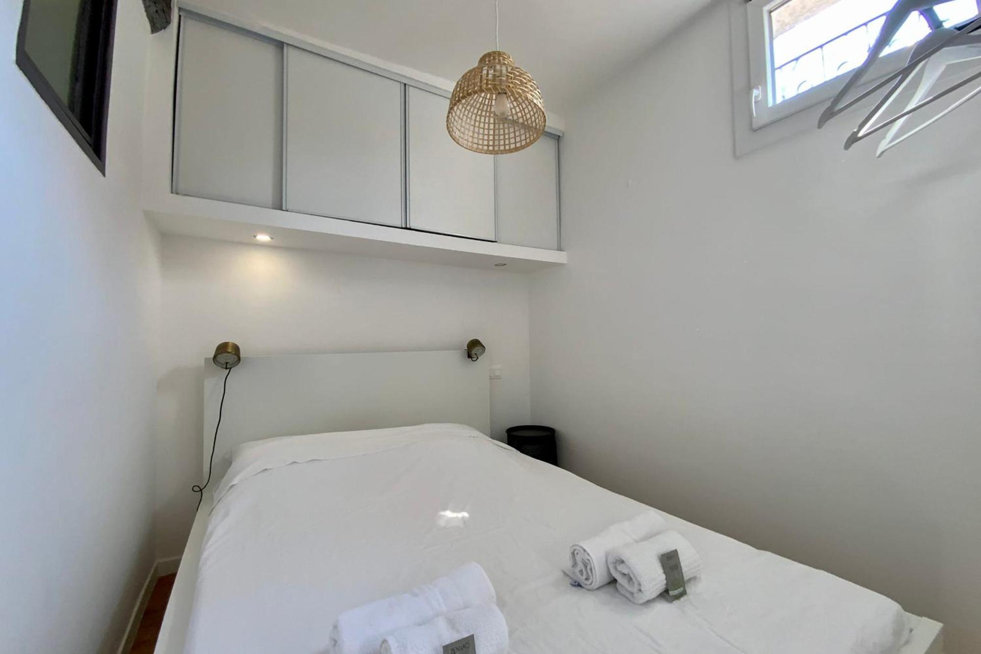 The Cozy! Air-conditioned Centre With One Bedroom *