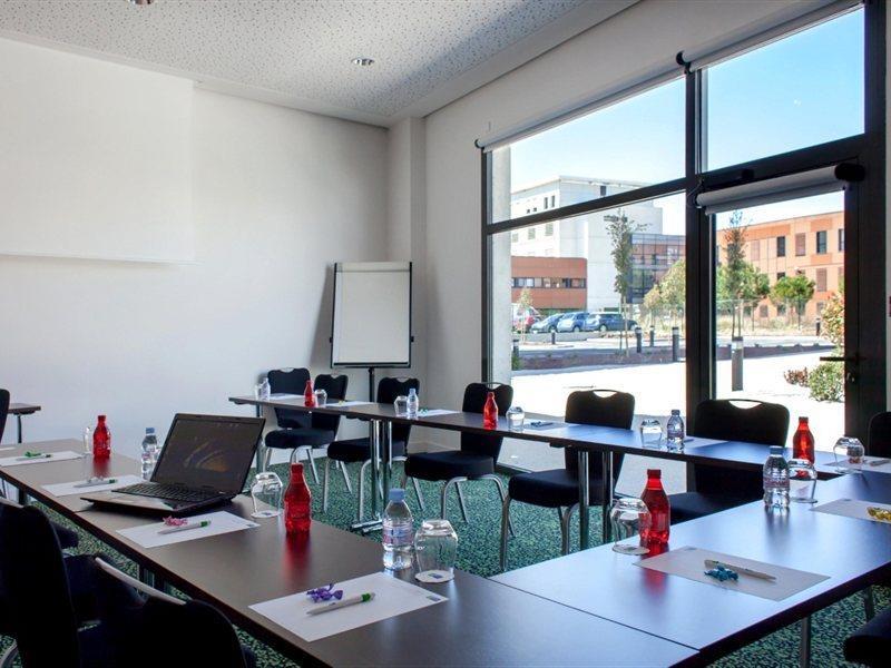 Hotel Holiday Express - Odysseum By Ihg
