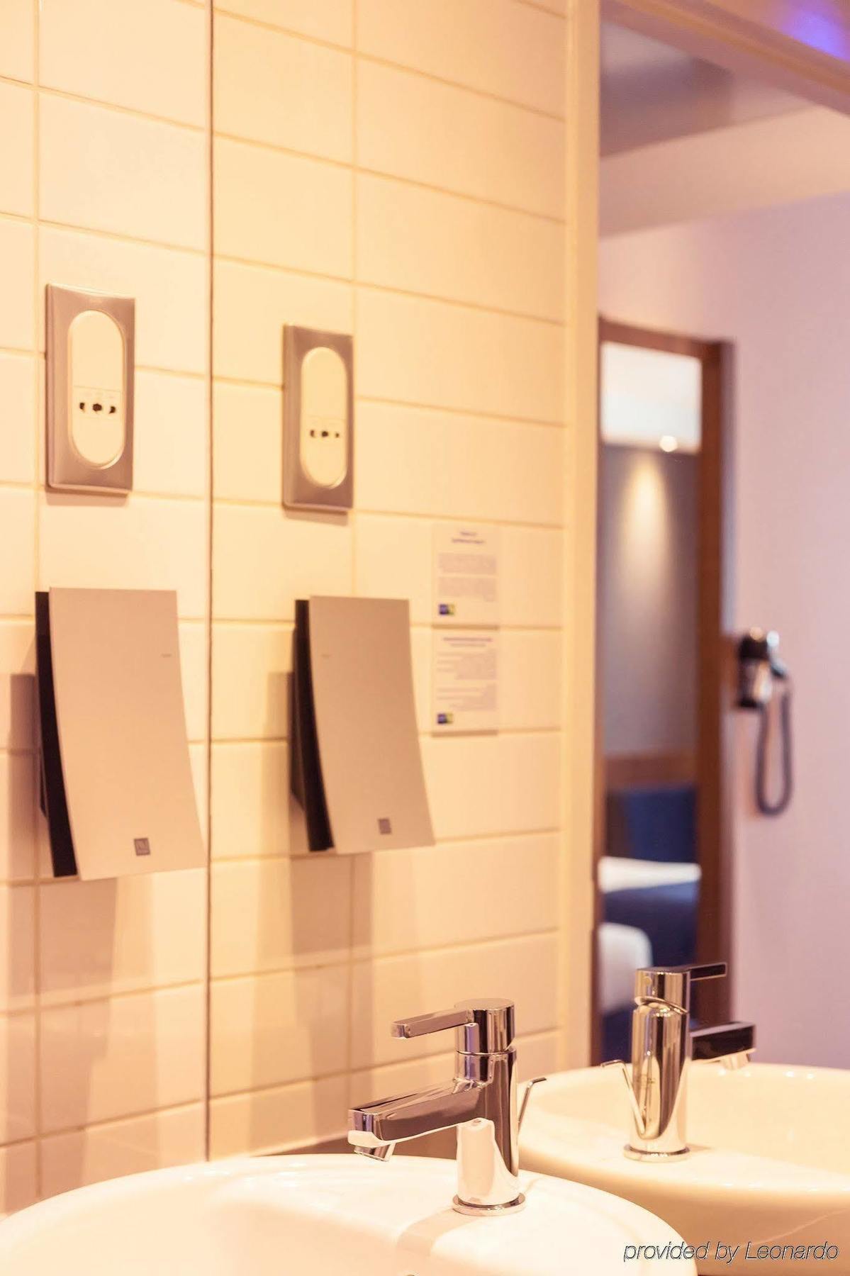 Holiday Express - Odysseum By Ihg Hotel 3*