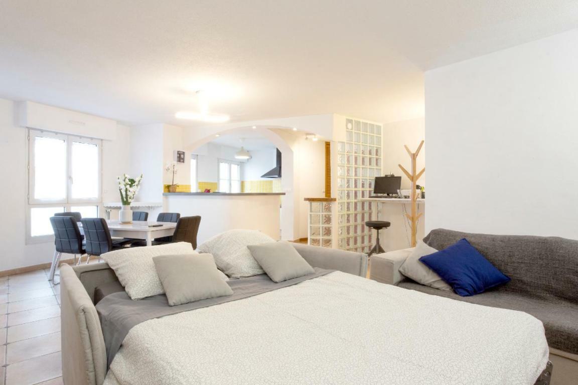 Appartement Privé 80m Carré, 2 Chambres, 1 Place De Parking *