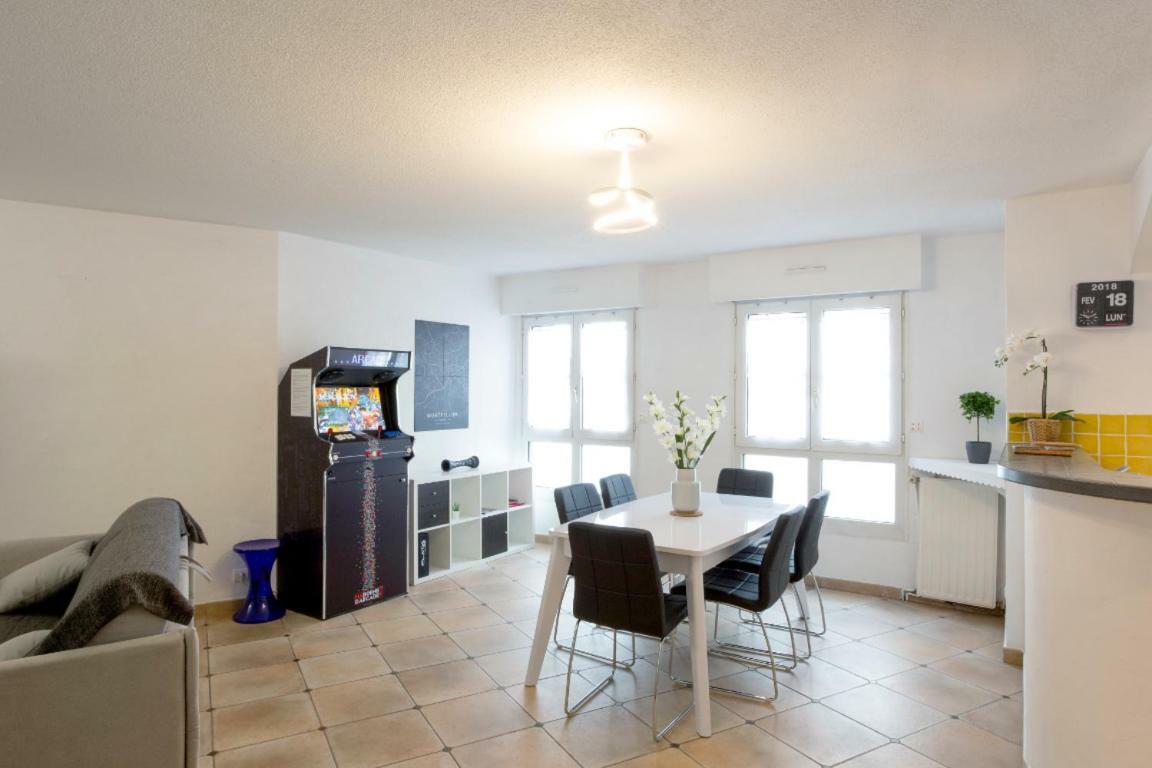 Privé 80m Carré, 2 Chambres, 1 Place De Parking Appartement *