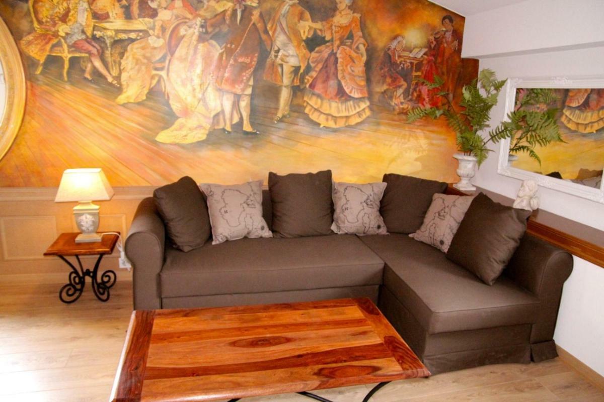 T2 Les Arceaux Quiet, City Center, Private Parking Apartment